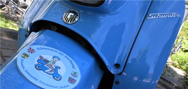 Eine blaue „Schwalbe“ der Marke Simson: Dies spielt auf eine DDR-Fernsehserie an, in der "Landschwestern" auf dieser unterwegs waren.