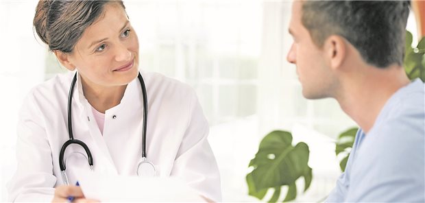 Vertrauensverhältnis ermöglicht Früherkennung von Hepatitis und HIV Die persönliche Ansprache und ein vertrauensvoller Umgang seien wichtige Erfolgsfaktoren für die HIV- und Hepatitis-Früherkennung, meldet die BZgA. (Symbolbild mit Fotomodellen)