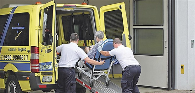 Qualifizierte Krankenfahrt entlastet Rettungsdienst und Ärzte Die qualifizierte Krankenfahrt soll Patienten Sicherheit geben, gleichzeitig benötigt sie weniger medizinische Ausstattung als ein Rettungswagen.