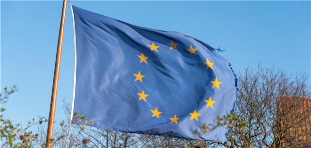 Medizinprodukte-Sortiment dünnt sich merklich aus Die ramponierte EU-Flagge könnte symbolisch dafür stehen, was der Medizintechnikbranche droht, wenn ihr der Brüsseler Kommissionswind in puncto Medizinprodukteverordnung weiterhin so heftig entgegenweht.