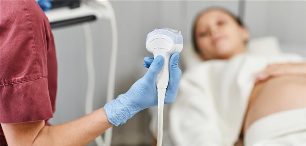 Ärztin mit Frau vor dem Ultraschall