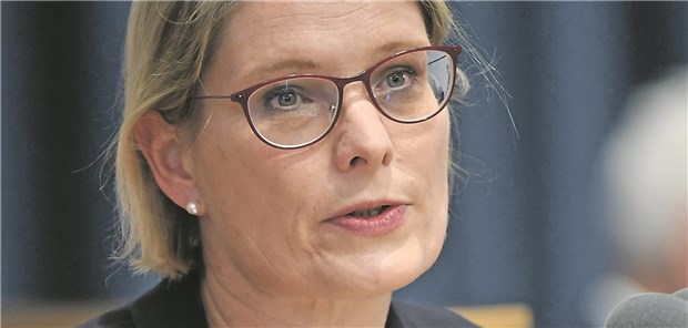 Spahns Gesetzes-Kaskade nur sanft gerügt Die rheinland-pfälzische Ministerin Stefanie Hubig (SPD) drängte – vergeblich – darauf die Prüfung der Impfnachweise gegen Masern statt bei Schulen und Kitas allein bei den Gesundheitsämtern anzusiedeln.
