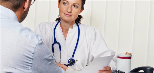 Eine Ärztin führt eine Beratungsgespräch mit einem männlichen Patienten. Man sieht den Mann nur von hinten. 