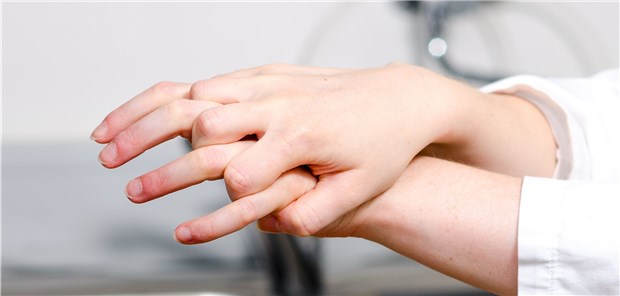 Zwei Hausärzte erzählen von ihren persönlichen Coronavirus-Erfahrungen Die richtige Händedesinfektion ist das A und O, nicht nur für Ärzte und Assistenzpersonal, sondern auch für Patienten, die in die Praxis kommen.