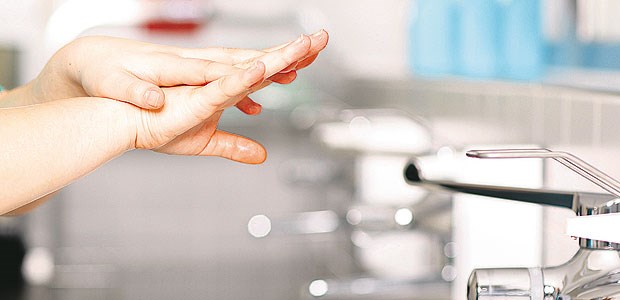 Die richtige Händehygiene? Damit nichts schief läuft, gehört an jeden Waschplatz eine kurze, verständliche Arbeitsanweisung bzw. Checkliste.