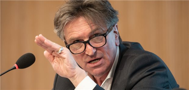 GMK-Chef Lucha: Ambulant-stationäre Zentren ganz oben auf der Agenda „Die romantische Vorstellung, ein kleines, schnuckeliges Krankenhaus sichert quantitativ und qualitativ flächendeckend eine Grundversorgung, ist eine romantische Mär“: Baden-Württembergs Gesundheitsminister Manfred Lucha (Grüne), im laufenden Jahr Vorsitzender der Gesundheitsministerkonferenz.
