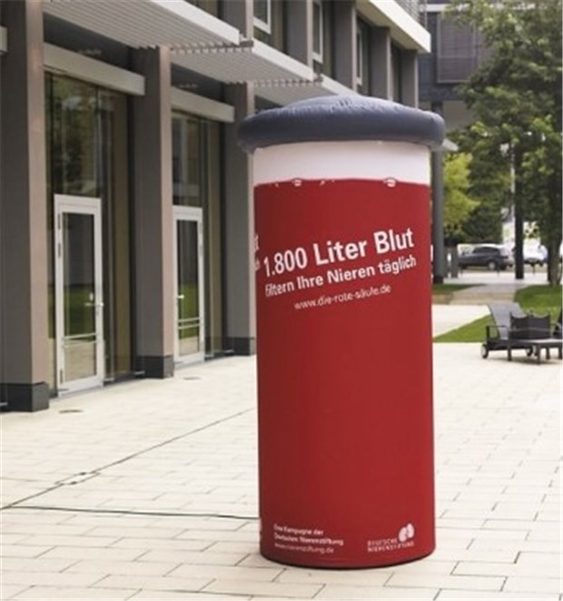 Aktionswoche zum Schutz der Niere gestartet Die rote Litfass-Säule ist das Symbol der Leistungsfähigkeit des Organs.