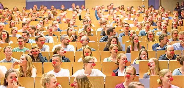 Einfach mal lachen! Die rote Nase kann helfen, sich selber gut zu fühlen – und das an den Patienten weiterzugeben: Der Hörsaal war zum Auftakt der neuen Ringvorlesung voll.