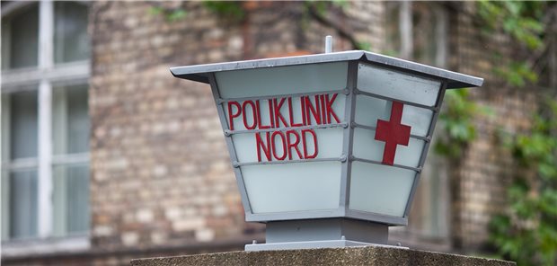Zweiter Frühling für das Modell Poliklinik Die rund 30 noch aktiven Polikliniken im Osten dürfen nun wieder neue Arztsitze übernehmen und weitere Fachrichtungen integrieren.