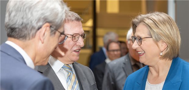 Die saarländische Ministerpräsidentin Anke Rehlinger im Gespräch mit Kammerchef Josef Mischo (links) und dem KV-Vorsitzenden Harry Derouet.