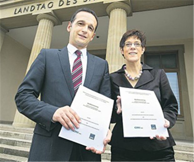 Saarland will Uniklinikum nicht hergeben Die saarländische Ministerpräsidentin Annegret Kramp-Karrenbauer (CDU) und Heiko Maas, Landesvorsitzender der SPD Saar, posieren am vergangenen Freitag in Saarbrücken mit dem Koalitionsvertrag.