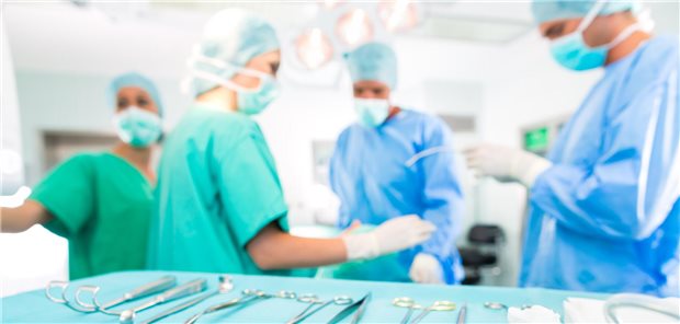 Chirurgenverband ruft zur Zurückhaltung bei Hybrid-DRG auf Die sektorengleiche Vergütung soll die Ambulantisierung vorantreiben. Doch für Praxen fehlen noch die notwendigen Abrechnungsbestimmungen. Hieran arbeitet die Selbstverwaltung aktuell.