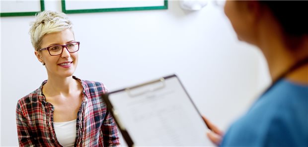 Die standardisierte Anamnese durch Medizinische und Rheumatologische Fachassistentinnen gehört zu den Leistungen, die auch in der Delegations-Vereinbarung von KBV und Kassen genannt werden. 