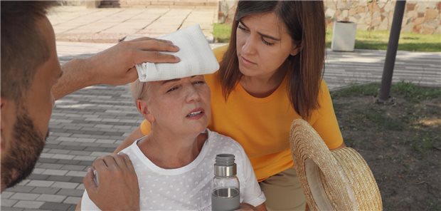 Die steigenden Temperaturen machen immer mehr Menschen zu schaffen. Magdeburger Forscher wollen jetzt herausfinden, wie sich das auf die Inanspruchnahme der Notaufnahmen in den deutschen Kliniken auswirkt. (Symbolbild mit Fotomodellen)