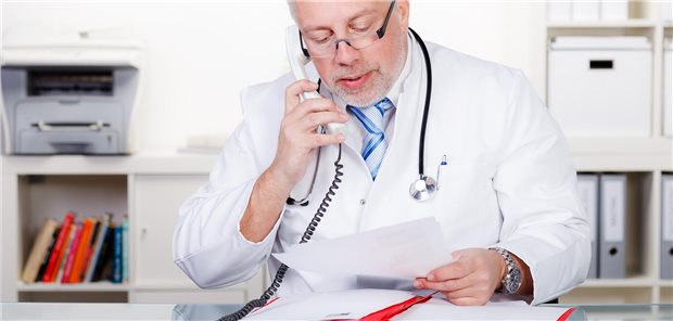 Die telefonische Beratung von Patienten mit Sprachbarrieren kann für Ärzte schwierig und zeitaufwändig sein - die Bereitschaftspauschale dürfen sie dennoch aber nicht übermäßig oft abrechnen.