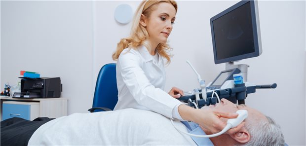 Die transkranielle Sonographie eignet sich – ersten Ergebnissen der PROMoSD-Studie zufolge – wohl dazu, um bei Schlaganfall-Patientinnen und -Patienten das Risiko für eine Post-Stroke-Depression vorherzusagen. (Symbolbild mit Fotomodellen)