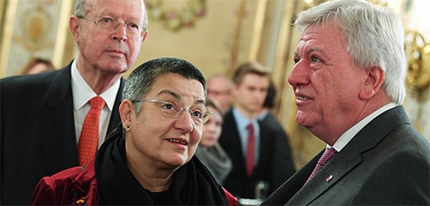 Friedenspreis in Hessen, Gefängnis in der Türkei? Die türkische Ärztin und Menschenrechtlerin Sebnem Korur Fincanci (M) zusammen mit Volker Bouffier (CDU, r), Ministerpräsident des Landes Hessen, und Karl Starzacher (l), Vorsitzender des Kuratoriums der Albert-Osswald-Stiftung, bei der Verleihung des Hessischen Friedenspreises.