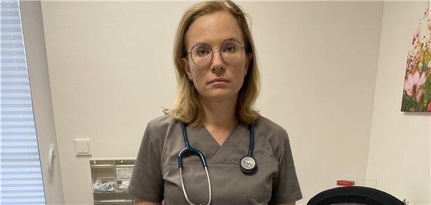 Die ukrainische Ärztin Anna Trubietskaia in ihrer Praxis im thüringischen Eisenach.