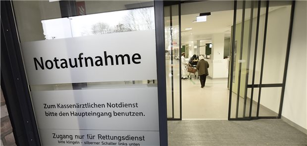 Die umfassende Notfallreform liegt auf Eis. Nun will die Bundesregierung mit der Ersteinschätzung ein Einzelelement daraus vorziehen und im geplanten Gesundheitsweiterentwicklungs-Gesetz regeln. Das löst den Widerstand dreier ärztlicher Verbände aus.