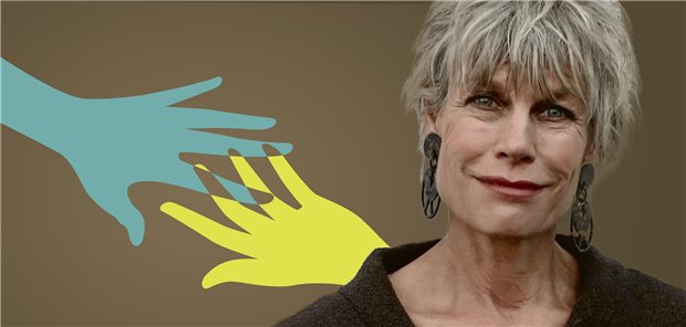 Professorin Bettina Schöne-Seifert, neben ihr zwei Hände, die sich berühren. 