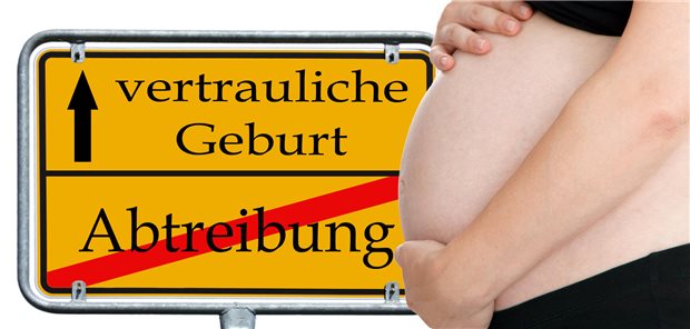 Zuletzt mehr vertrauliche Geburten in Mecklenburg-Vorpommern Frau mit babybauch vor dem Schild "Vertrauliche Geburt".