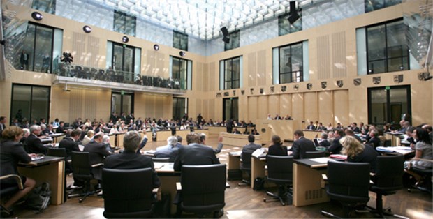 Arznei-Spargesetze passieren Bundestag und Länderkammer Die vorerst letzte Hürde nahm das GKV-Änderungsgesetz am Freitag im Bundesrat. Diesen Weg hat das Arzneimittel-Neuordnungsgesetz, das für mehr Transparenz über die Ergebnisse klinischer Studien sorgen soll, noch vor sich.