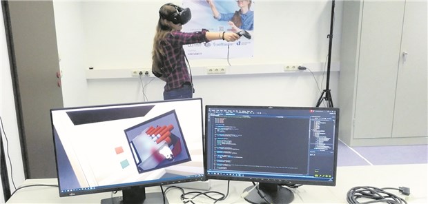 VR-Brille anstatt Zigarette Die wissenschaftliche Mitarbeiterin Tanja Eiler beim Ausprobieren der Virtual-Reality-Anwendung. Sie hat eine erste Testversion der Anwendung programmiert.