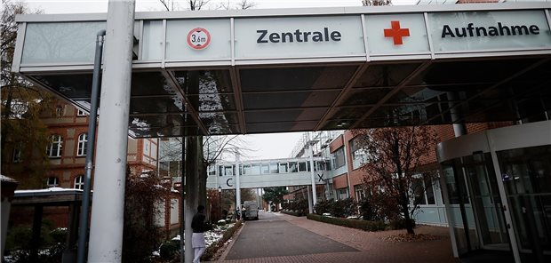 Strukturwandel: Klinikum Neuruppin schließt zwei Fachabteilungen Die zentrale Aufnahme des Universitätsklinikums Ruppin-Brandenburg: Zwei Fachabteilungen werden jetzt geschlossen – bis Ende Februar läuft die Versorgung bereits aufgenommener Patienten noch weiter, dann ist endgültig Schluss.