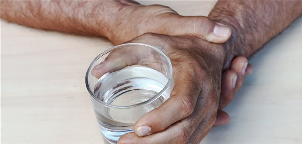 Die zitternde Hand wird festgehalten: Es stehen viele Therapien bei Parkinson zur Verfügung, letztlich ändern sie aber nichts am Verlauf der neurodegenerativen Erkrankung.