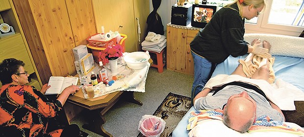 Anspruch auf Pflegezeit trifft auch Arztpraxen Die zukünftig steigende Förderung der ambulanten Pflege könnte zu einer verstärkten Inanspruchnahme der Pflegezeit führen.