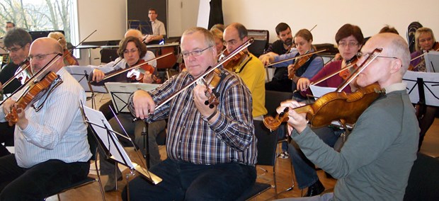 Ärzte musizieren wie in einer großen Familie Die zweite Geige ist sein zu Hause: Dr. Michael Scheele (mitte) ist Vorsitzender des Orchesters.