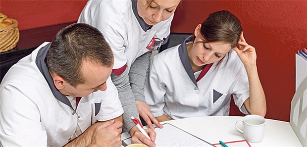 'Wir sind uns einig, dass gute Pflege etwas kosten muss' Dienstplanbesprechung: In den meisten Kliniken herrscht akuter Personlamangel. Das soll sich ändern.