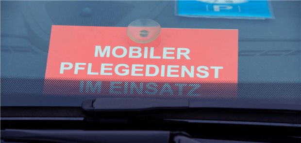 Pflegebranche streitet über private Dienstwagennutzung Dienstwagen im Einsatz: Fahrzeug eines mobilen Pflegedienstes.