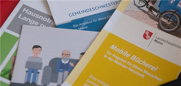 „Gemeindeschwester plus“ hilft einsamen Senioren zu Hause Petra Studt, Gemeindeschwester plus für die Mainzer Stadtteile Altstadt, Neustadt und Oberstadt, liegen auf einem Tisch. Mit diesen berät sie Seniorinnen und Senioren, die alleine zu Hause sind.