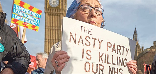 Massenproteste gegen die Rotstift-Politik der britischen Regierung Diese Demonstrantin scheint die Schuldigen für die Misere des NHS identifiziert zu haben: die konservative Partei um Theresa May.