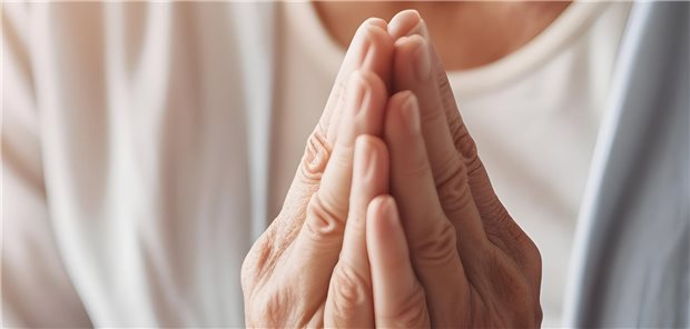 Diese Gebetshaltung mit flach aufeinander gelegten Handflächen und Fingern stellt Patienten mit Diabetes mitunter wegen Beugekontrakturen vor Schwierigkeiten.