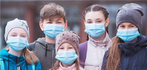 Stiftung Warentest empfiehlt: Keine FFP2-Masken in der Schule Diese Kinder setzen im Schulalltag auf Op-Masken. FFP2-Masken sollten eher nicht getragen werden, sie verfügen über keinen ausreichenden Atemkomfort, sagt die Stiftung Warentest.