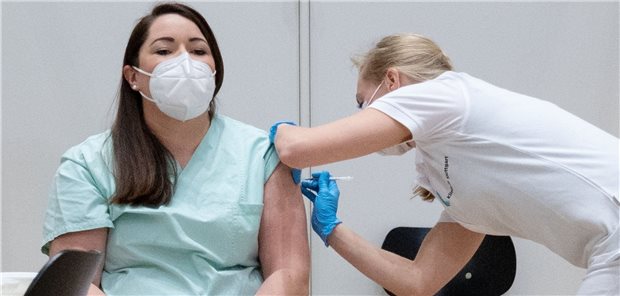 Debatte über Corona-Impfpflicht hält an Ärztin impft eine Patientin
