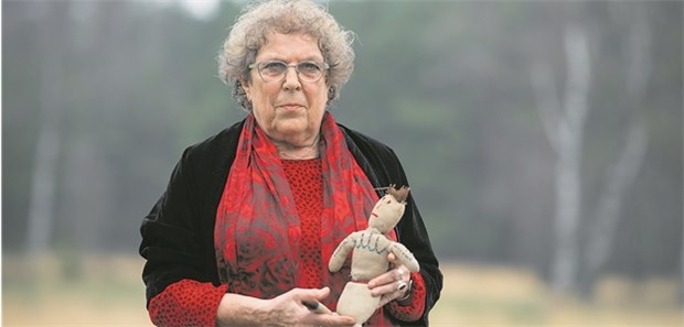 Das Elend der Kinder von Bergen-Belsen Diese Strickpuppe war das Einzige, was Lous Steenhuis-Hoepelman in Bergen-Belsen bei sich hatte.