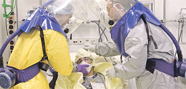 Frankfurter Ebola-Patient auf dem Weg der Besserung Diese Teilnehmer einer Katastrophenübung vermitteln einen Eindruck, mit welchen Arbeitsbedingungen die Ärzte und Pflegekräfte am Frankfurter Universitätsklinikum zurechtkommen mussten.