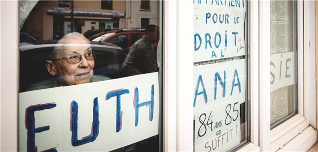 Diese alte französische Dame kämpfte bereits vor zwei Jahren für das Recht auf Sterbehilfe.