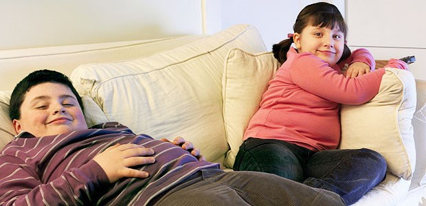 Abspecken klappt auch auf der Couch Diese beiden Kinder haben auf der Couch gut lachen.