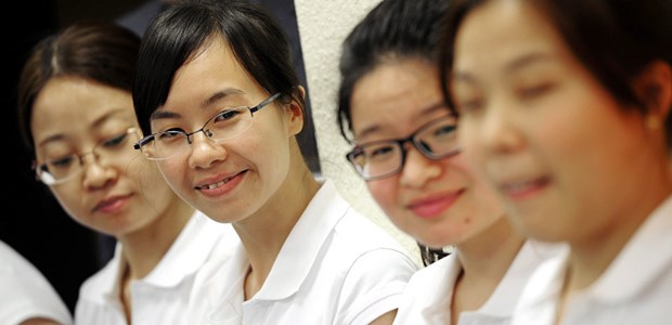 Chinesinnen herzlich willkommen! Diese vier jungen Chinesinnen arbeiten gemeinsam mit einer weiteren Kollegin in einem Frankfurter Pflegeheim.