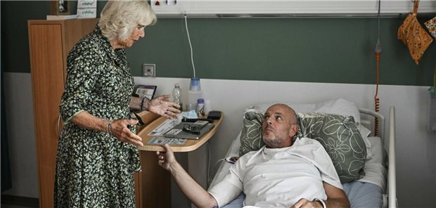 Der englische Patient wartet auch auf Hausarzttermine ewig Dieser Patient hat nicht nur einen Platz im Royal United Hospital Bath, das zum NHS gehört, sondern auch noch Besuch von Königin Camilla. Viele Briten hingegen warten vor allem auf Ersteres.
