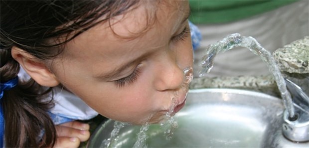 Luxusgut für Millionen Menschen Dieses Mädchen darf sich über sauberes Trinkwasser freuen.