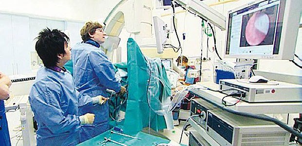 Junge Ärzte im harten Arbeitsalltag Dieses Mal soll Heike Labenski (32, r.) zum ersten Mal selbst operieren.