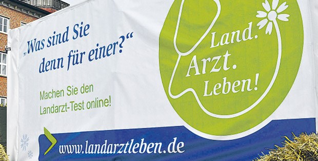 Werbeoffensive für die Praxis auf dem Land Dieses Werbebanner postiert die KV Schleswig-Holstein vor den Unis in Kiel, Lübeck und Hamburg.