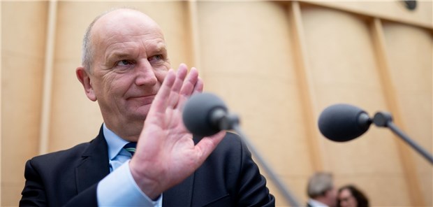 Bundesrat billigt Organspendegesetz Dietmar Woidke (SPD), Ministerpräsident von Brandenburg und Bundesratspräsident, leitete die Sitzung des Bundesrats am Freitag. Ein Schwerpunktthema: die Organspende.