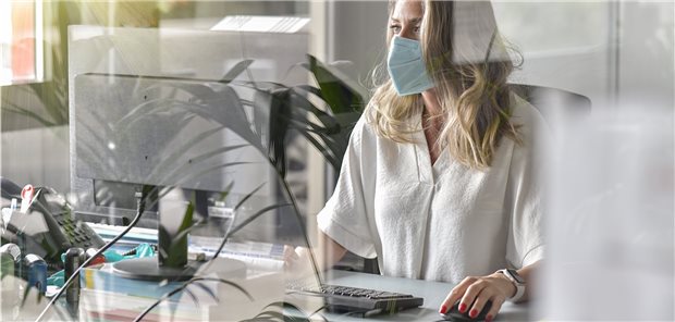 Corona-Software fasst langsam Fuß Digital, statt per Papier und Telefon: Die vom Helmholtz-Zentrum für Infektionsforschung entwickelte Software„Sormas“ (Surveillance Outbreak Response Management and Analysis System) soll den Austausch unter den Behörden im Kampf gegen die Pandemie erleichtern. (Motiv mit Fotomodell)