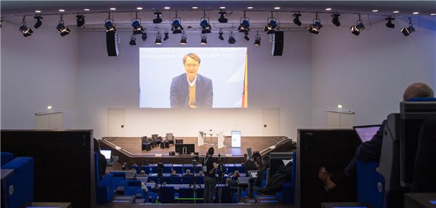 Digital zugeschaltet aus Berlin: Beim Deutschen Krankenhaustag betont Bundesgesundheitsminister Karl Lauterbach (SPD) seine begrenzte Kompromissbereitschaft bei der Krankenhausreform.